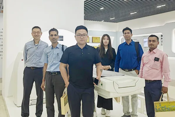 L'hôpital Saptarishi du Népal visite notre usine de tomodensitomètres