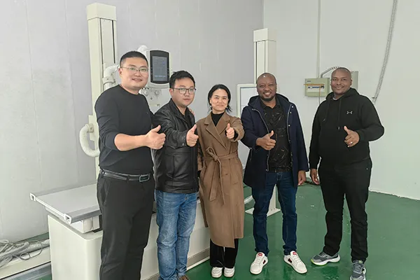 Les clients kenyans visitent notre usine d'appareils de radiographie et d'arceaux chirurgicaux