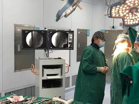 Arceau chirurgical mobile avec amplificateur de brillance